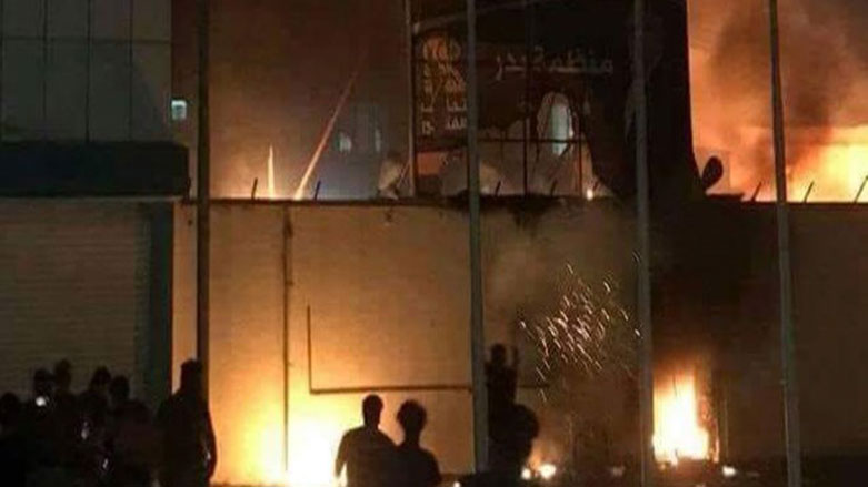 Göstericiler bazı parti ve medya kuruluşlarına ait binaları ateşe verdi